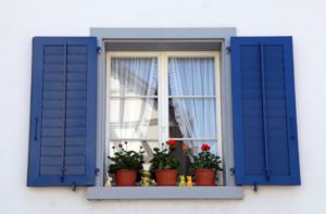 Blaue Fensterläden