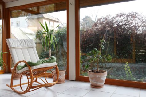 Gemütlicher Wintergarten mit Schaukelstuhl